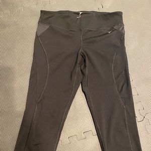 Old Navy Active mid-rise capris size M